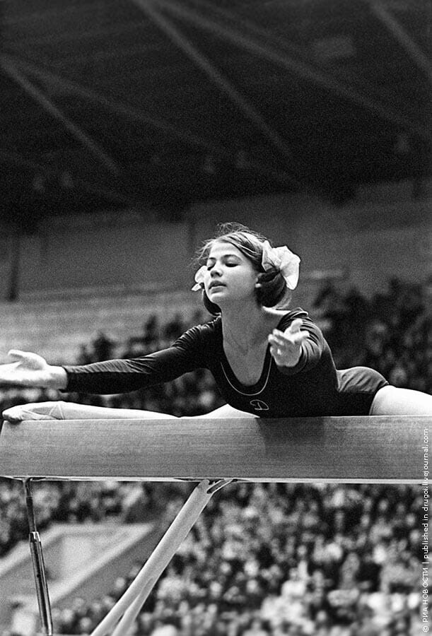 Конец 60-х. Людмилу Турищеву знала вся страна. В 16 лет она стала олимпийской чемпионкой на Играх 1968 в Мехико