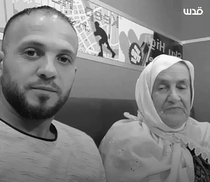 Палестинец каждый день сидел на подоконнике больничной палаты,где лежала его больная мать