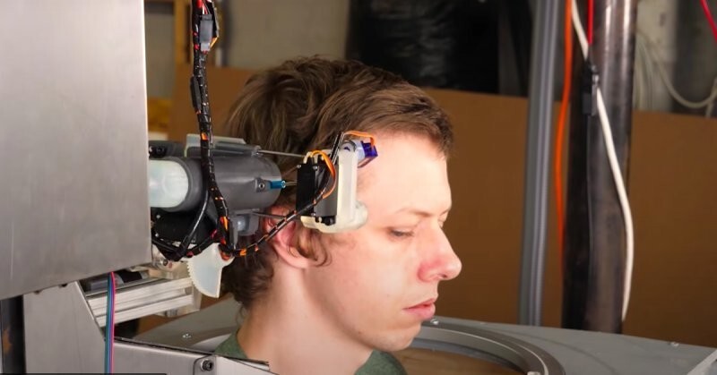 Робот-парикмахер постриг своего изобретателя (видео)
