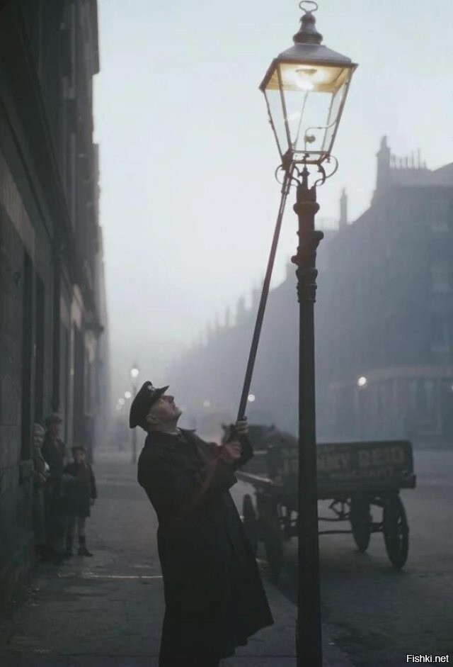 Фонарщик зажигает газовый фонарь, 1955 год, Глазго, Великобритания