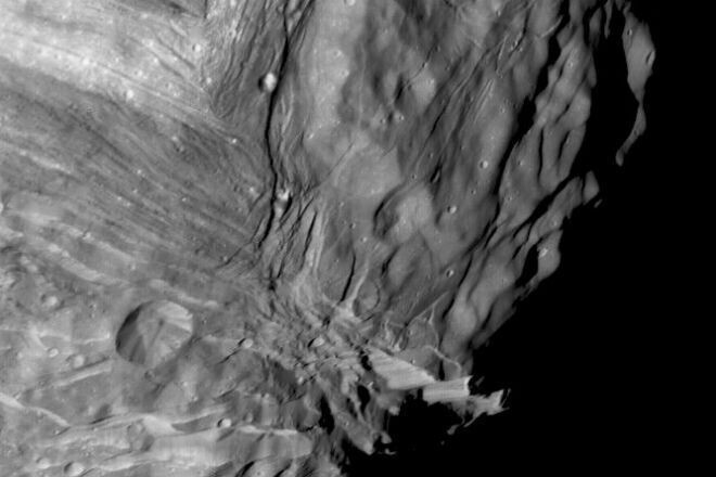 Уступ Верона: скала высотой 20 километров находится на спутнике Урана