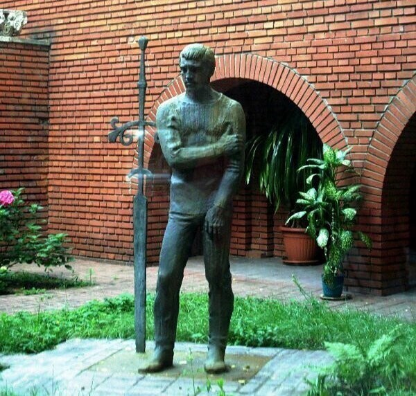 Приделали: знаменитый памятник Высоцкому получил новую голову