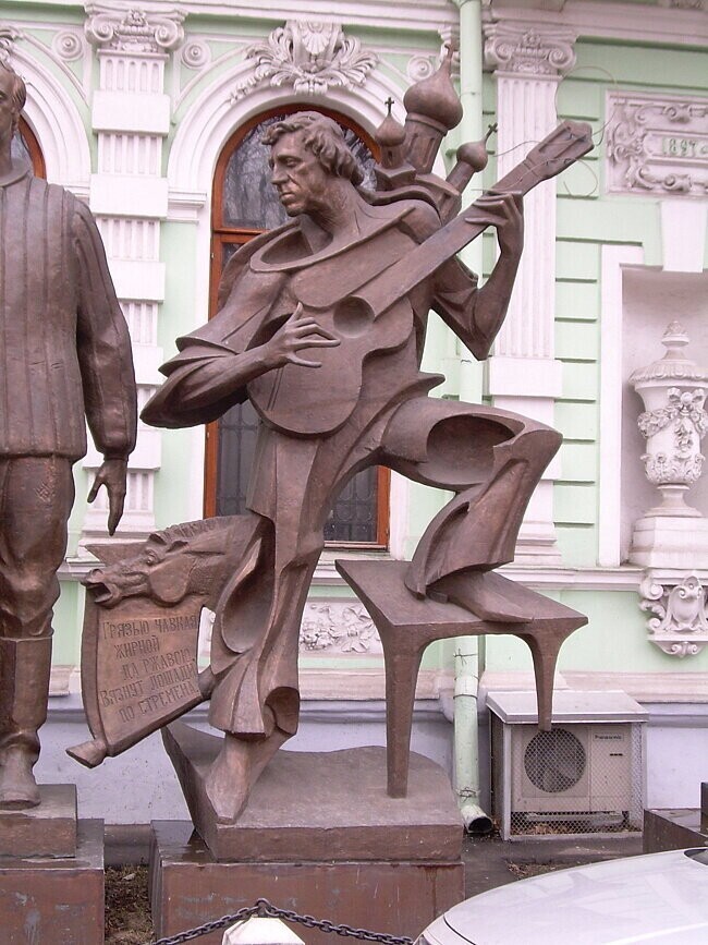 В Москве, кстати, есть и еще несколько памятников Владимиру Семеновичу