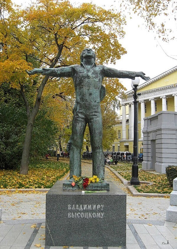 Приделали: знаменитый памятник Высоцкому получил новую голову