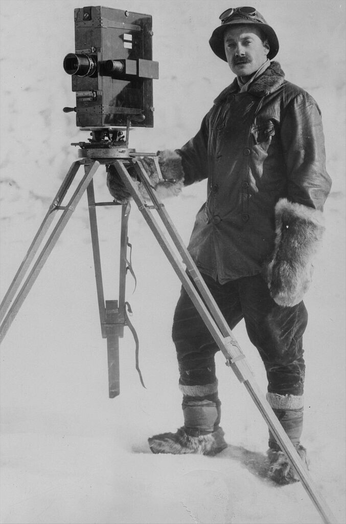Герберт Понтинг — фотограф и кинооператор. В марте 1912 года покинул Антарктику.