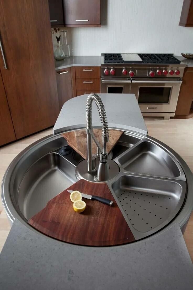 Круговая кухонная раковина, в которой продукты можно мыть, нарезать и чистить отдельно