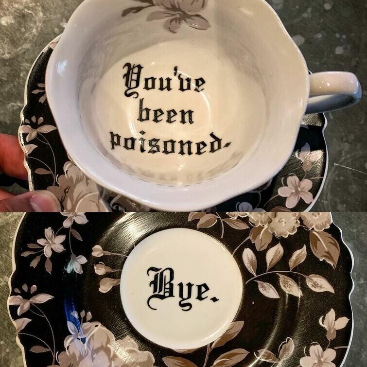 Чайный сервиз, на дне чашки которого написано "Тебя отравили", а на блюдечке "Прощай"