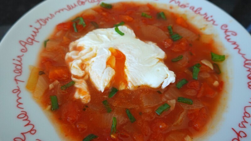 Португальский томатно-луковый суп с яйцом пашот