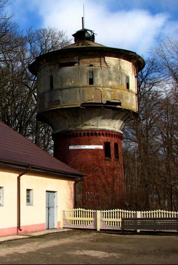 Знаменск. Железнодорожная водонапорная башня, построена в 1909-м году. В 2010-м РЖД выставляла башню на продажу. не знаю чем кончилось.