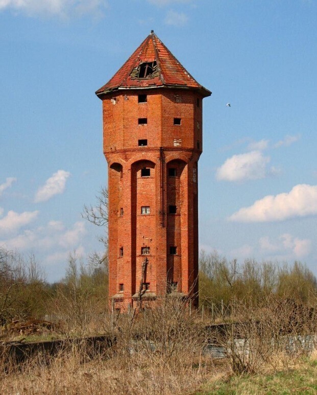 Чистые пруды (Тольмингкемен, Тольминген). Первая башня была разрушена в ходе боевых действий во время Первой мировой войны. Эта построена в 1917-м году.