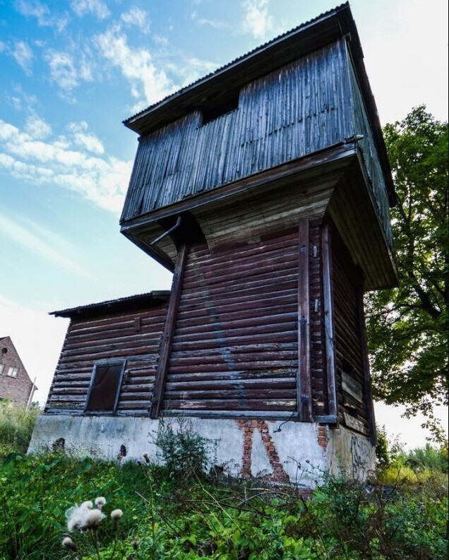 Уникальная деревянная башня в Славске. Построена в начале 20-го века. Расположена в непосредственной близости от кирпичного здания железнодорожного вокзала, называвшегося когда-то Хайнрихсвальде.
