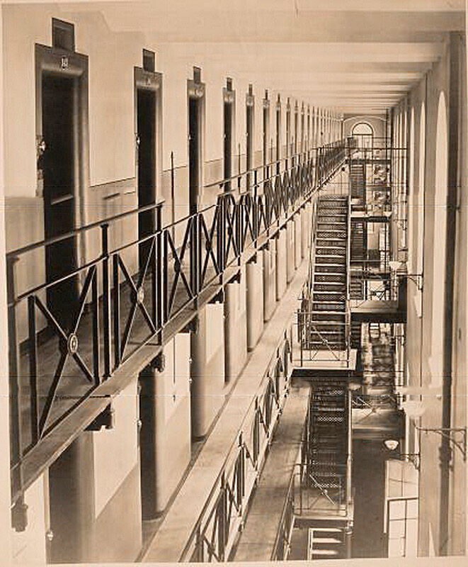 Вид на висячие галереи 2-го, 3-го, 4-го этажей в мужском отделении одиночного заключения (со стороны здания Окружного суда)