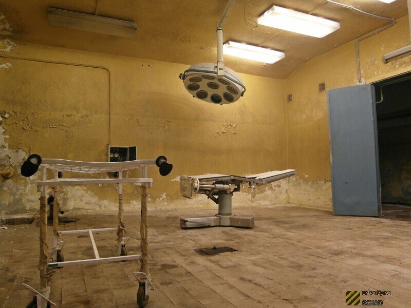 Убежище под госпиталем «Коридорное» в Санкт-Петербурге находится под крупным госпиталем и состоит из двух бомбоубежищ, соединенных между собой коридором. Каждое имеет свой отдельный вход и защищено гермодверями. 