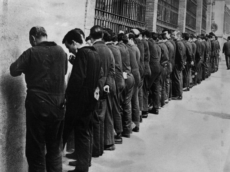 Испанские рабочие во время запрета забастовок при Франко протестуют, стоя в обеденный перерыв лицом к стене. 1968 г.