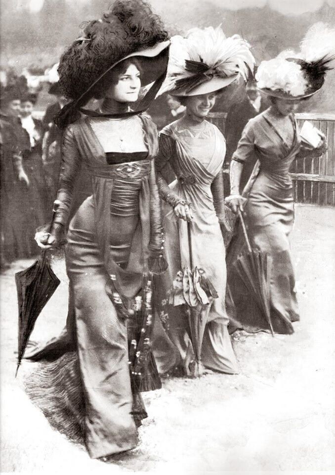 Три аристократические женщины выходят во Франции в 1908 году