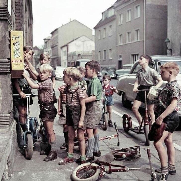 Немецкие мальчики у автомата с жвачкой, 1955 г.