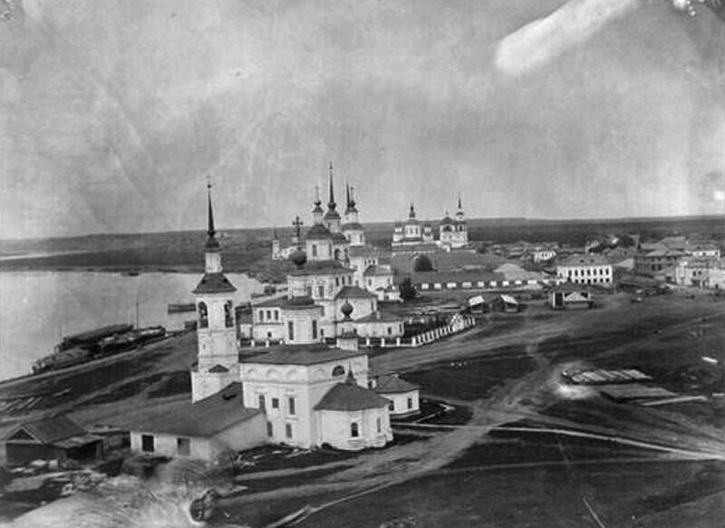 Вид набережных церквей г. Великого Устюга с колокольни Иоанна Богослова