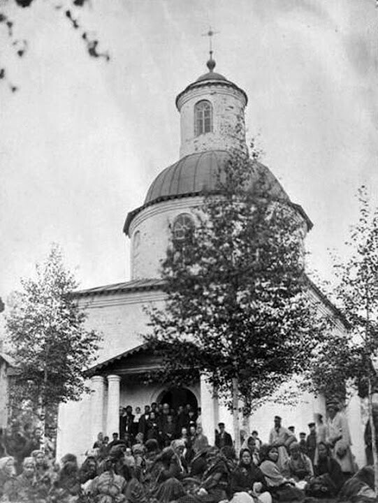 Вид котоловской часовни с богомольцами близ г. Великого Устюга в 18-ти верстах в знач чудного спасения от каменной тучи