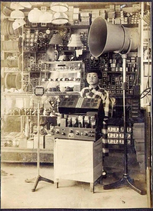Магазин радиотоваров. Япония. 1930-е.