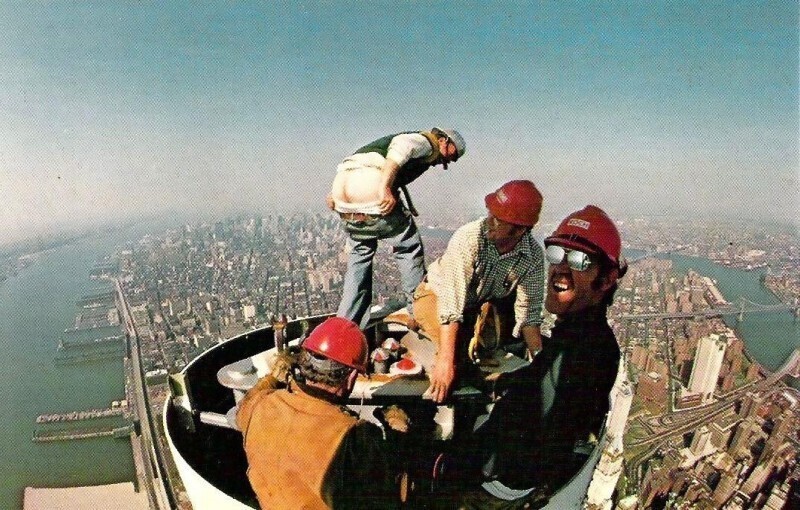Строители шутят во время установки антенны на крыше Всемирного торгового центра. 1978.