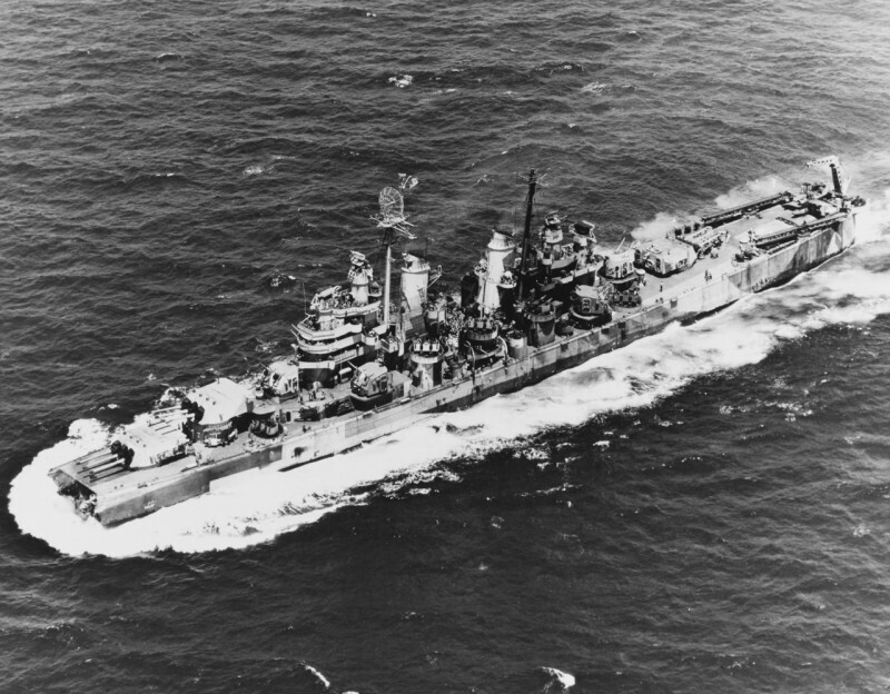 Тяжелый крейсер Питтсбург идет на Гуам после потери носа во время тайфуна 5 июня 1945г