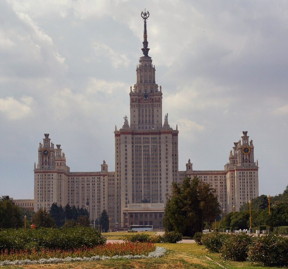 Moscow university is one of the oldest. Достопримечательность Москвы МГУ 2 класс.