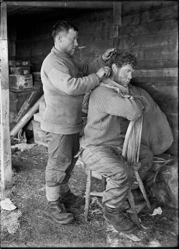 Антон Омельченко стрижет волос Патрика Kеохане в лагере во время экспедиции