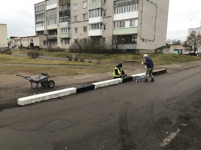 Иногда столбы превращаются в бордюры (реже в поребрики)