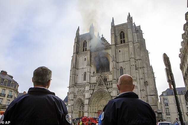 Полиция выяснила, кто поджег собор в Нанте