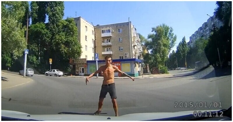 Кокетливый неадекват скакал по автомобилям на улицах Саратова