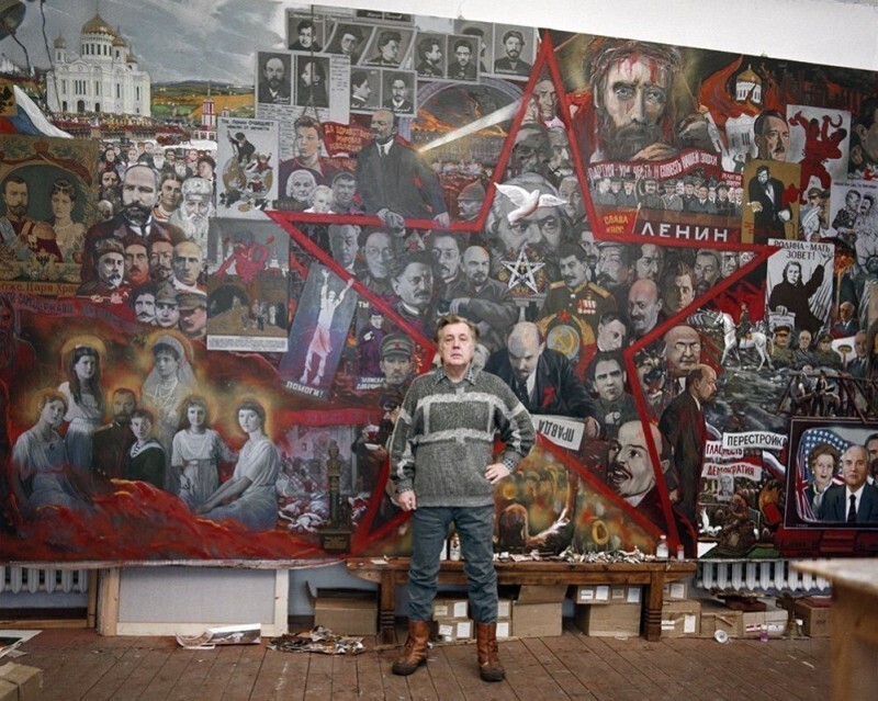 Художник Илья Глазунов на фоне своей картины «Великий эксперимент», 1990 год, Москва