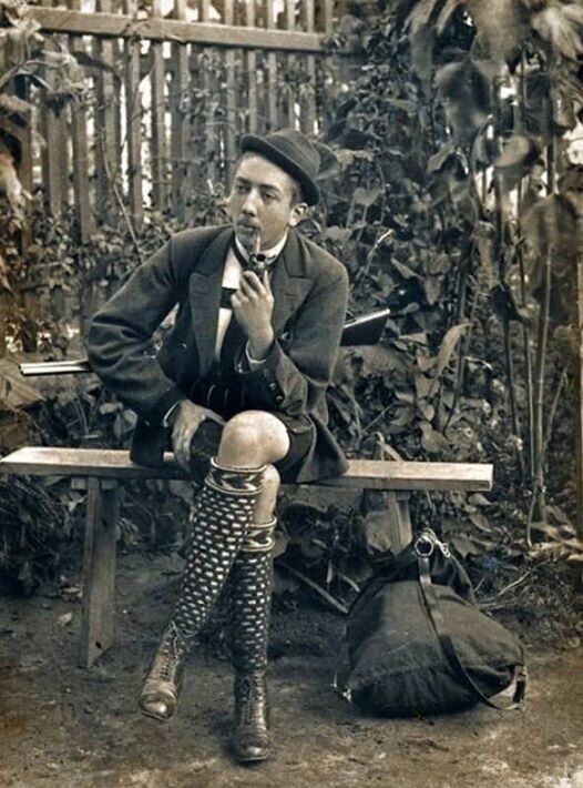Фото мужчины в модной одежде 1900 года. Минск.