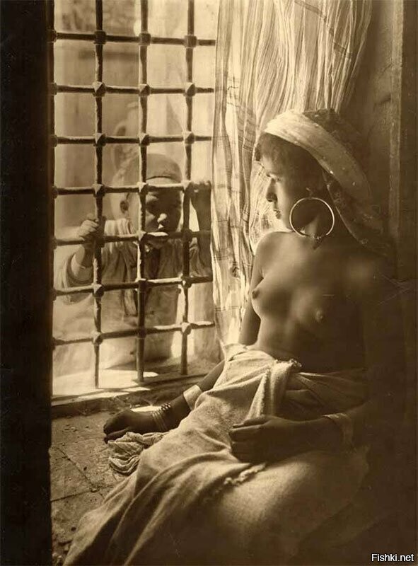 У окна - Северная Африка, 1910 год