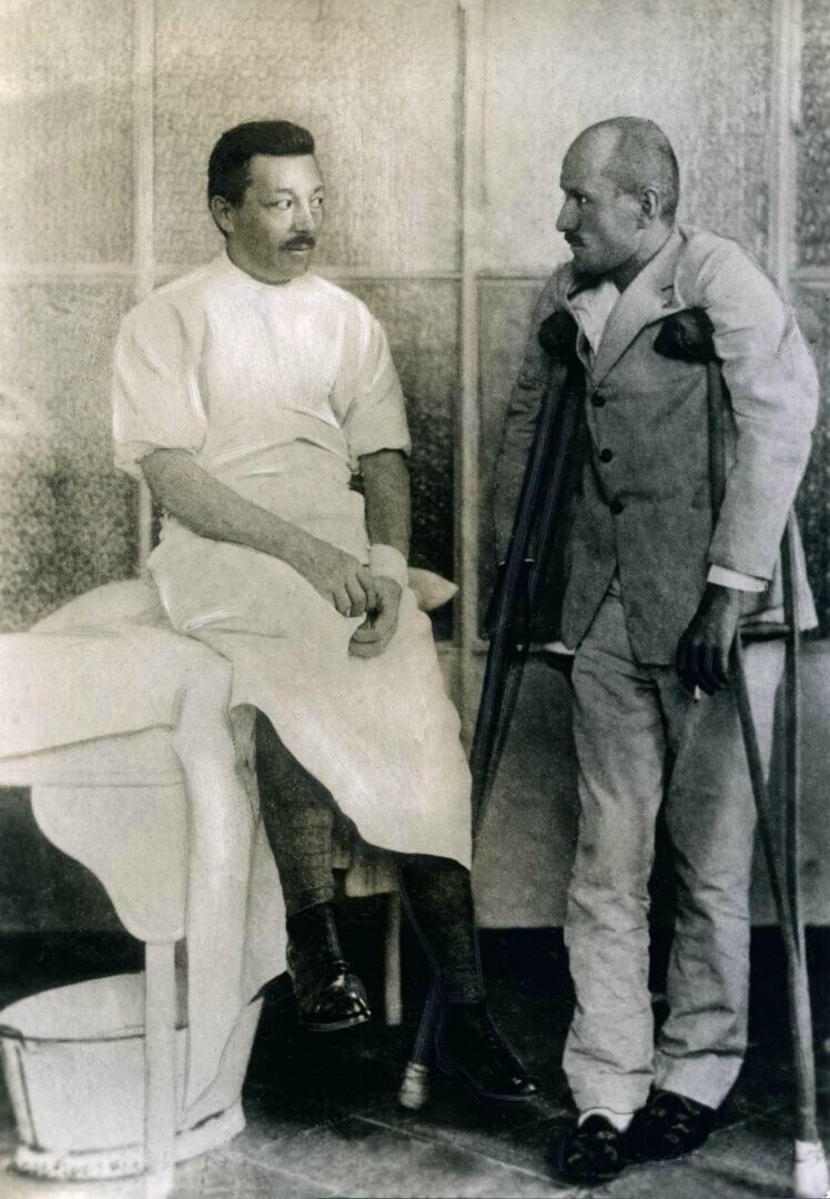 Муссолини на костылях в военном госпитале.1917
