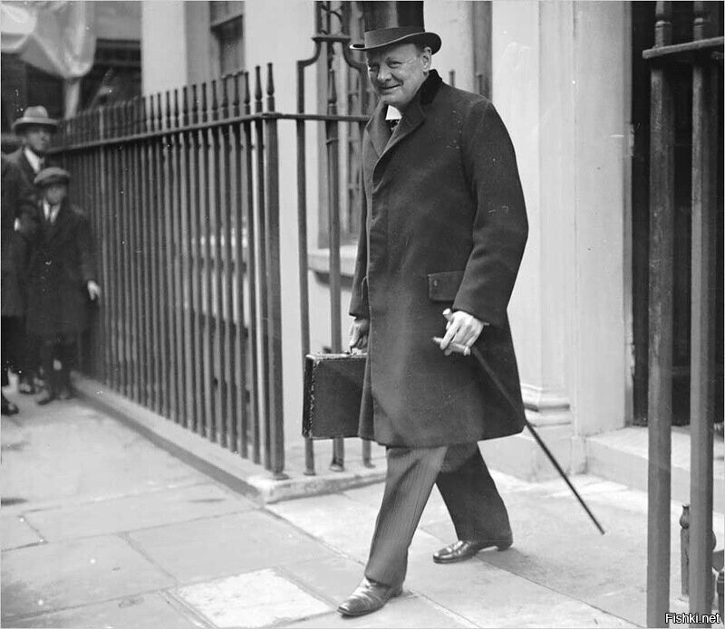 Уинстон Черчиль с портфелем премьер-министра, 1925 год