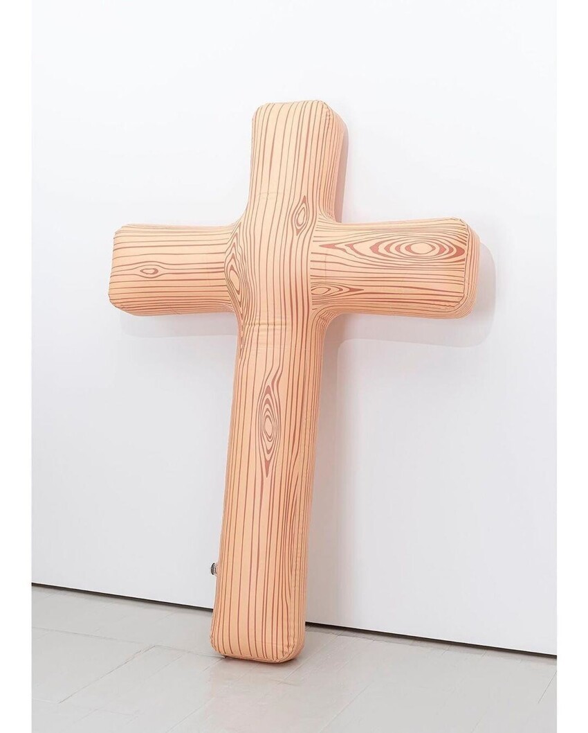 PUTPUT, «Иисус в отпуске», 2020 (крест надувной)