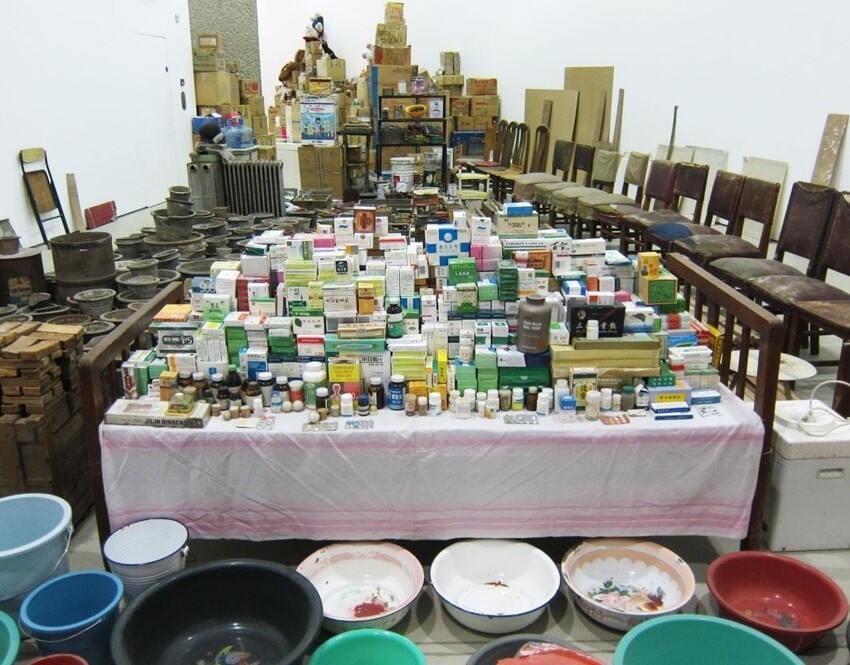 Song Dong в своей инсталляции «Waste Not, Want not», 2005 выставил все вещи, которые хранила его мать, изначально действуя по призыву правительства Китая "Не выбрасывай", а затем пристрастившись к собирательству. В работе задействованы десятки тысяч