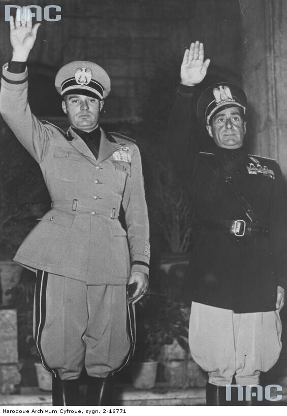 Этторе Мути, новый секретарь фашистской партии (слева) и Акилле Стараче, бывший секретарь партии открывают памятник погибшим фашистам в Риме.1939