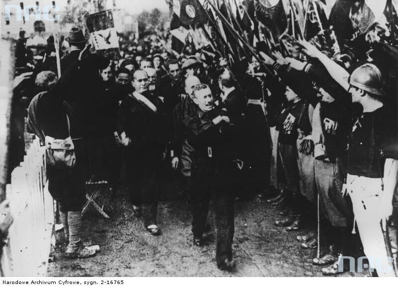Чернорубашечники Бенито Муссолини в Неаполе перед походом на Рим. Впереди Микеле Бьянки