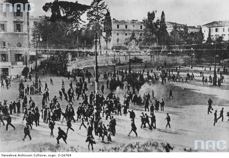 Марш на Рим.1922. Фашисты борются со своими противниками возле Порта-дель-Пополо в Риме.