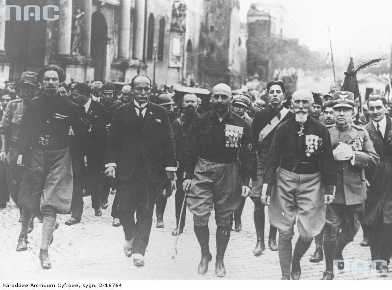 Чернорубашечники Бенито Муссолини в Неаполе перед походом на Рим.
