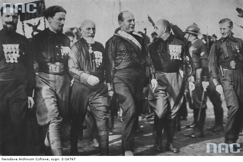 Чернорубашечники Бенито Муссолини в Неаполе перед походом на Рим. На переднем плане слева направо Итало Бальбо, Бенито Муссолини, Эмилио Де Боно