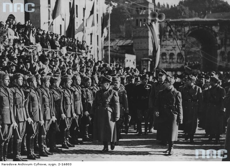 Празднование19 годовщины фашистской милиции. Бенито Муссолини (слева) проходит перед войсками.