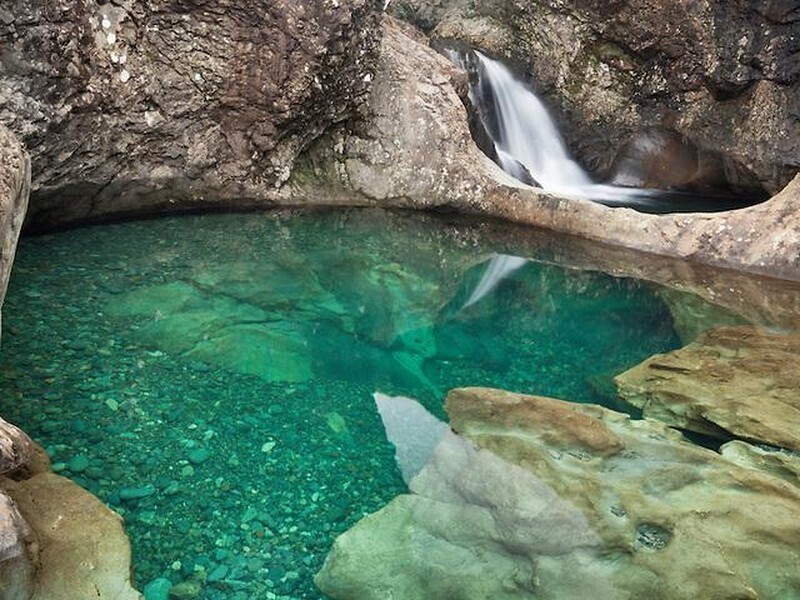 Бассейны Феи на острове Скай — это ряд холодных бассейнов и водопадов, своей красотой вызывающих волшебное и незабываемое чувство.