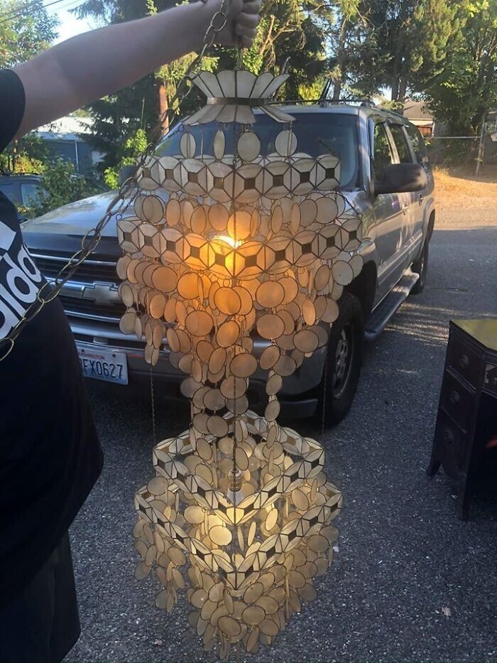 16. "Этот светильник из ракушек был сделан на Филиппинах много лет назад и до сих пор работает"