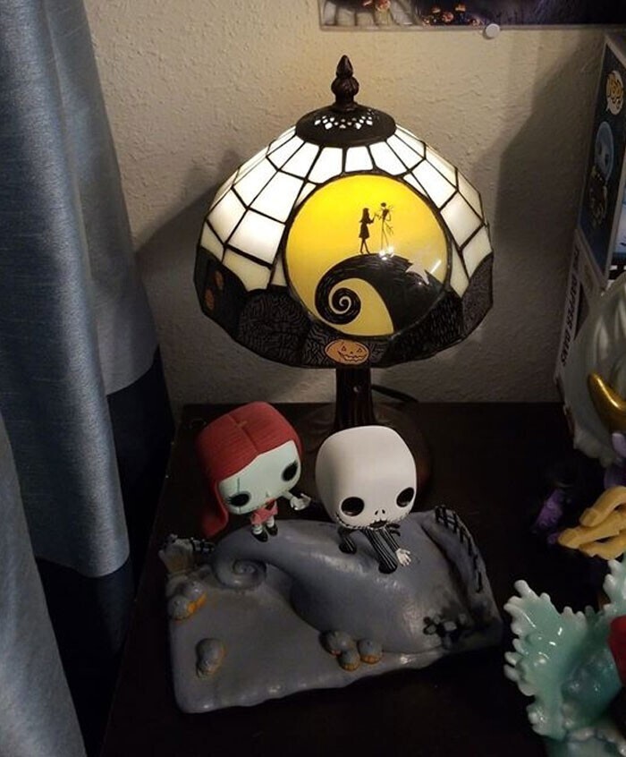 29. "Одна из самых ценных моих покупок на Ebay. Я люблю лампы в витражном стиле, а мой муж любит "Кошмар перед Рождеством"