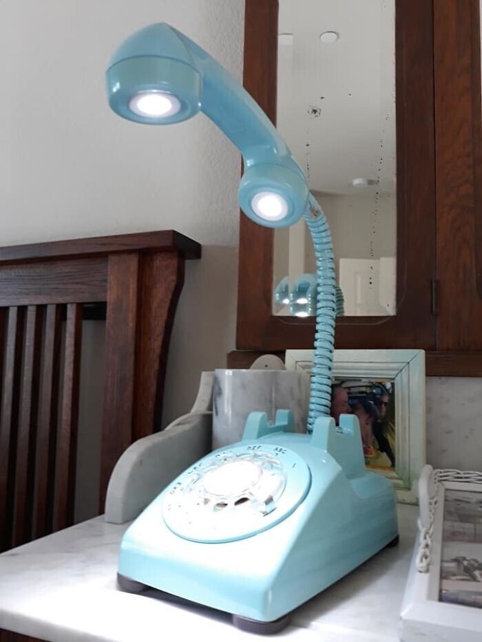 9. "Нашла на гаражной распродаже замечательный голубой телефон, а муж сделал из него лампу"