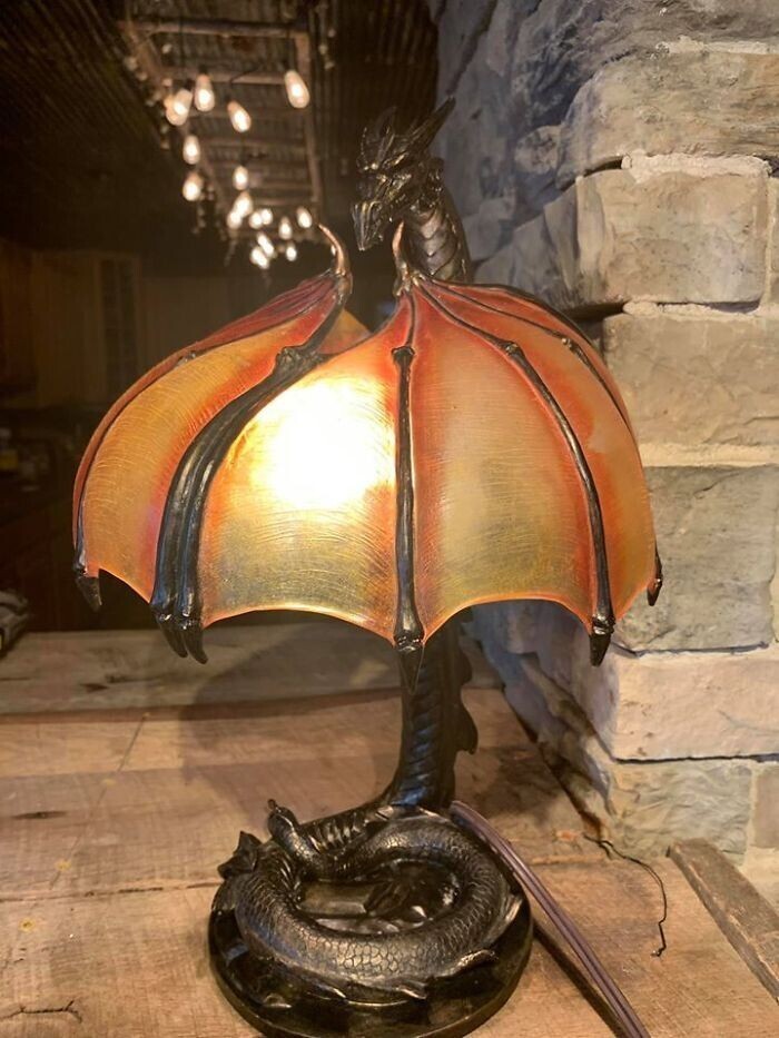 2. "Вот такую потрясающую лампу отыскала для комнаты сына. Он любит драконов и динозавров"
