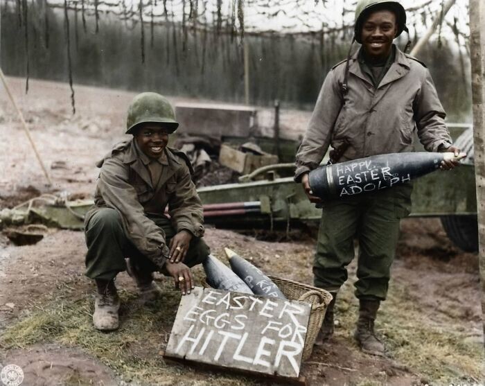 Американские солдаты передают "поздравления с пасхой" Адольфу Гитлеру