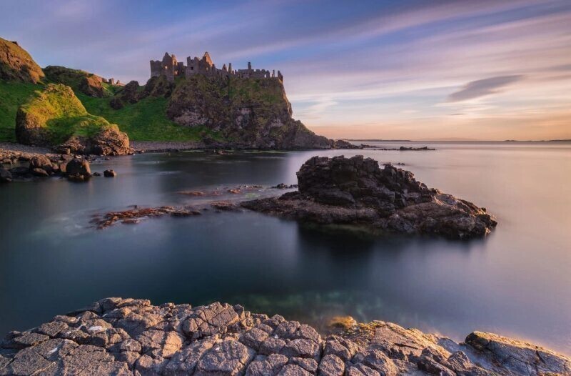 Замок Данлюс в Северной Ирландии — одно из самых удивительных мест на изумрудном острове.